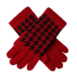 Women's jacquard knitted gloves with dogtooth pattern in red and black 