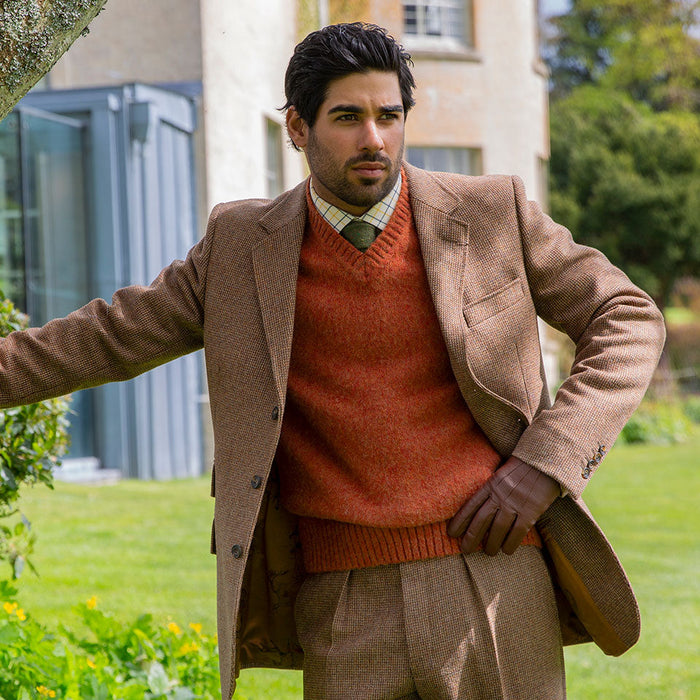 Man wearing Men's English Tan Three-Point Cashmere-Lined Leather Gloves