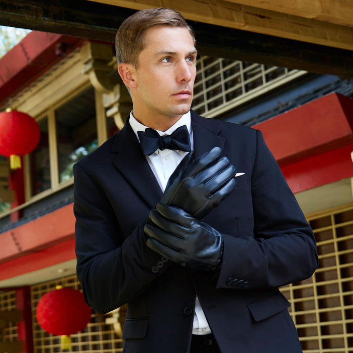 Man wearing classic leather gloves in black in the city