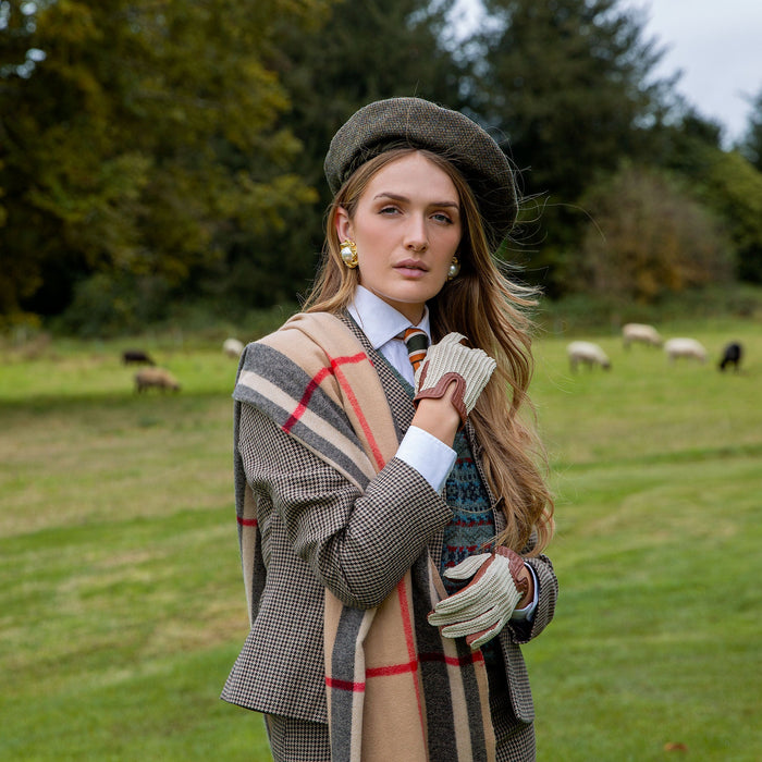 Woman wearing imitation peccary and crochet back cognac in a field