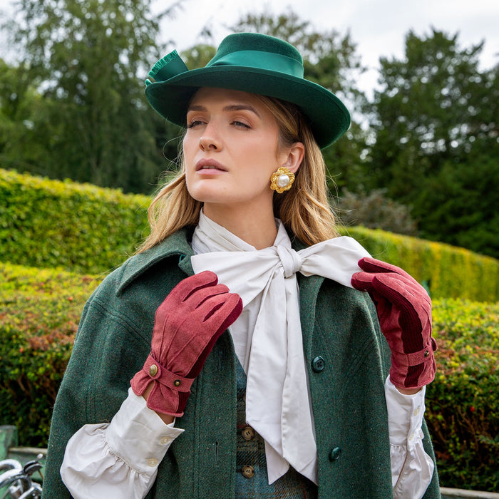 Woman wearing Women's fleece-lined suede gloves in claret in park