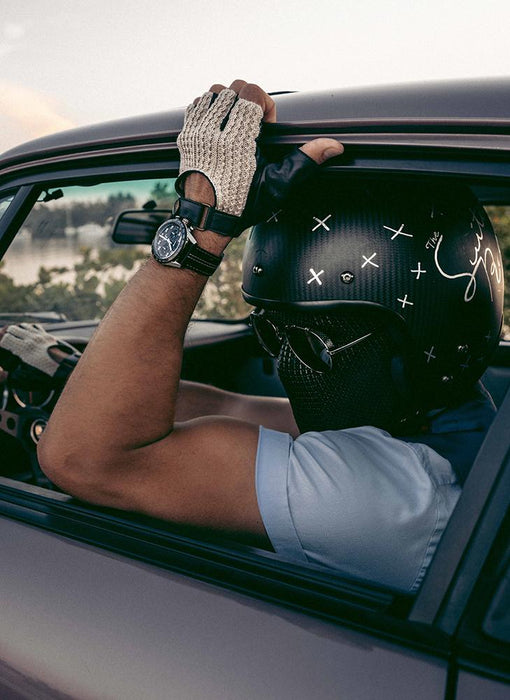 Man wearing Men's the suited racer fingerless crochet gloves leather driving gloves black in a car