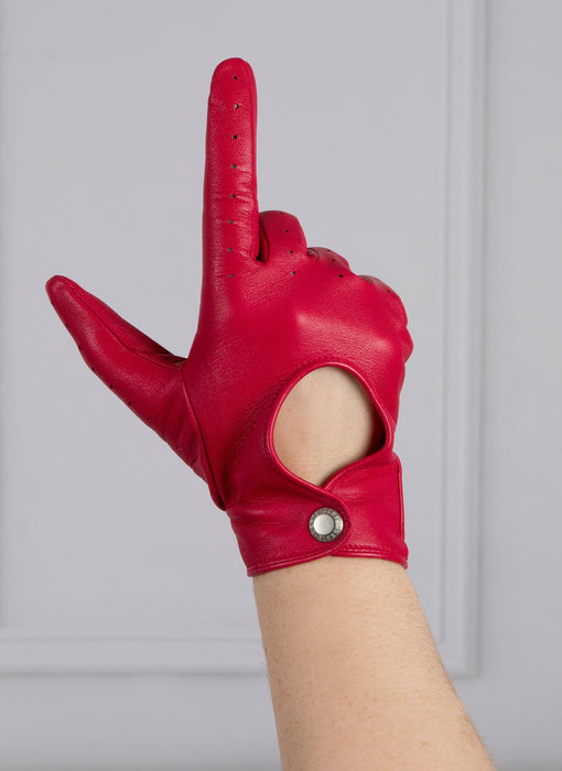 Woman wearing Women's Lined Leather Driving Gloves Fuchsia